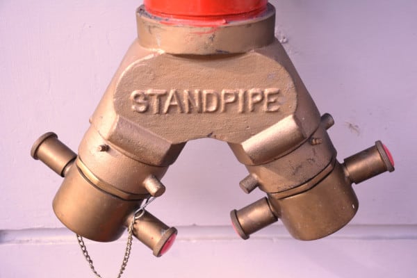 Fire protection FDC accessing a standpipe
