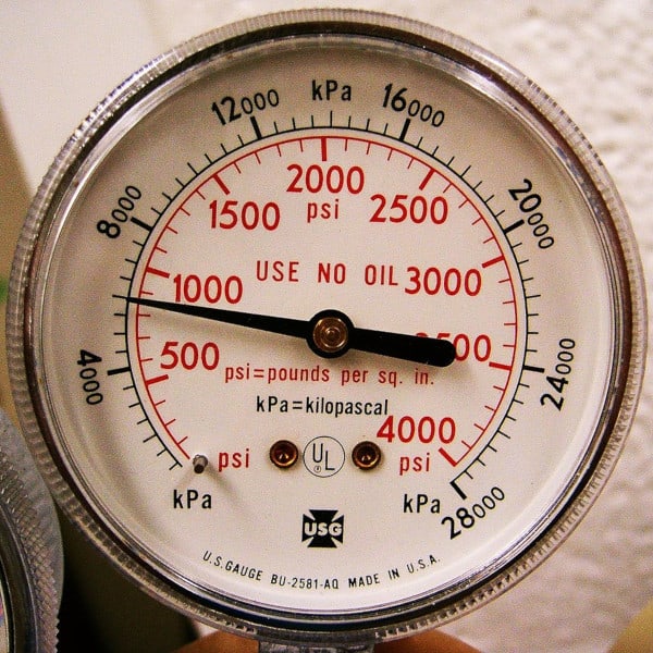A gauge dial designed to read in PSI and kPa