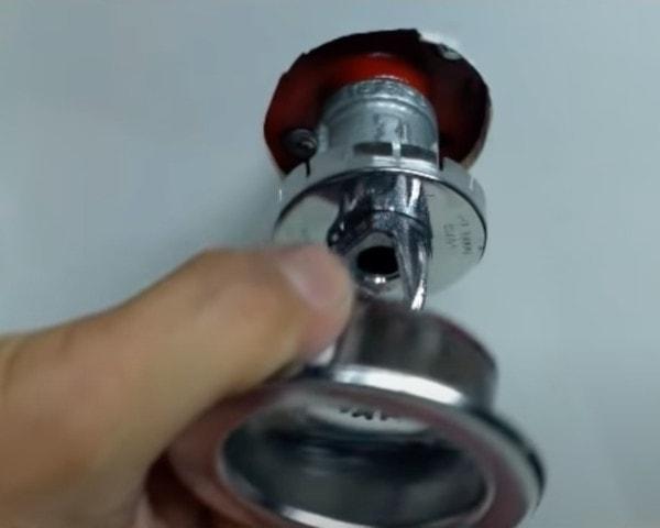 Removing skirt of a fire sprinkler escutcheon